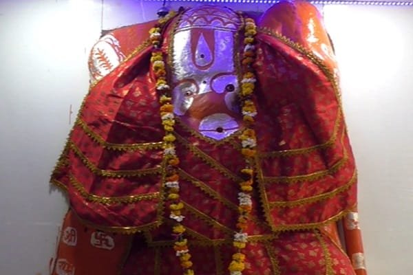 यहां राशन दुकान से केरोसिन भी लेते हैं केसरी नंदन हनुमान यहां राशन दुकान से केरोसिन भी लेते हैं केसरी नंदन हनुमान