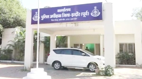 खुद को कुंवारा बता SI करता रहा महिला कॉन्स्टेेबल का यौन शोषण, फिर हुआ ये... खुद को कुंवारा बता SI करता रहा महिला कॉन्स्टेेबल का यौन शोषण, फिर हुआ ये...