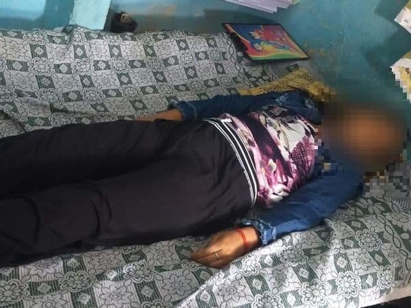 गढ़वा में फंदे पर झूलती मिली शिक्षिका की लाश, अगले महीने होने वाली थी शादी गढ़वा में फंदे पर झूलती मिली शिक्षिका की लाश, अगले महीने होने वाली थी शादी
