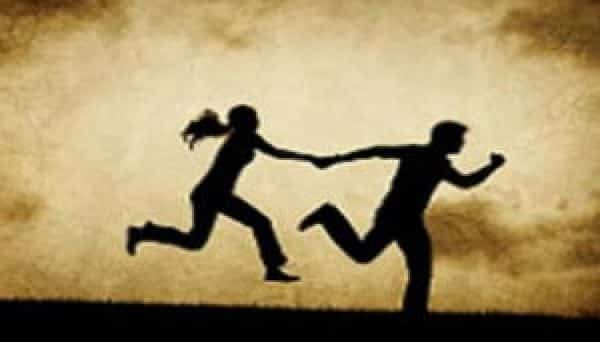 तीन बच्चों की मां प्रेमी संग फरार, पति से बोली- मेरे बिना... तीन बच्चों की मां प्रेमी संग फरार, पति से बोली- मेरे बिना...