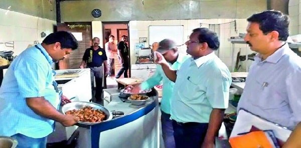 ट्रेन की बोगी में मौजूद फूड इंस्पेक्टर से कर सकते हैं भोजन की शिकायत, जानिए तरीका ट्रेन की बोगी में मौजूद फूड इंस्पेक्टर से कर सकते हैं भोजन की शिकायत, जानिए तरीका