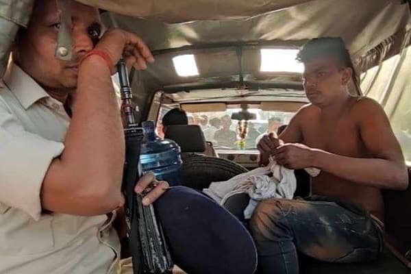 मोबाइल चोर पकड़ाया, हुई पिटाई, फिर पहुंचा हवालात मोबाइल चोर पकड़ाया, हुई पिटाई, फिर पहुंचा हवालात