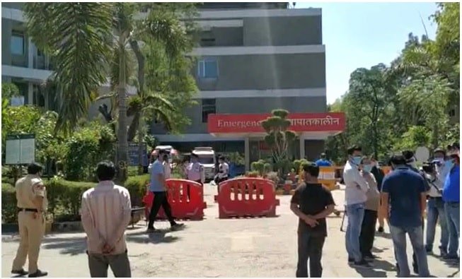 BREAKING : दिल्ली के #Jaipur Golden Hospital में ऑक्सीजन की कमी से हाहाकार, 25 मरीजों ने तोड़ा दम BREAKING : दिल्ली के #Jaipur Golden Hospital में ऑक्सीजन की कमी से हाहाकार, 25 मरीजों ने तोड़ा दम