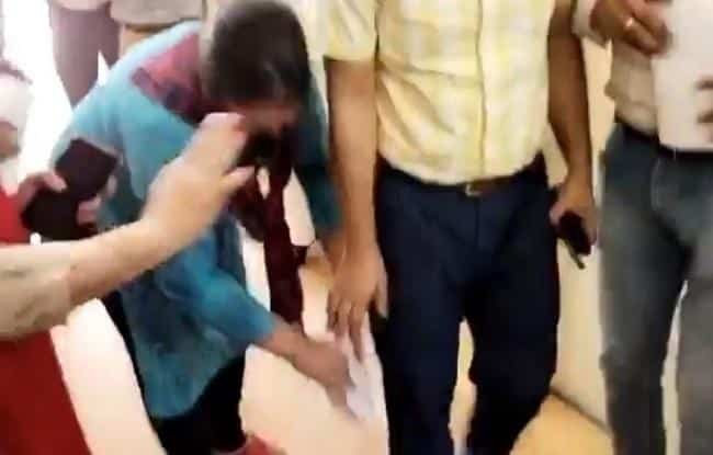 #Remdesivir के लिए गिड़गिड़ाती महिलाओं को #CMO ने फटकारा, कहा- दुबारा आई तो जेल भिजवा देंगे! #Remdesivir के लिए गिड़गिड़ाती महिलाओं को #CMO ने फटकारा, कहा- दुबारा आई तो जेल भिजवा देंगे!