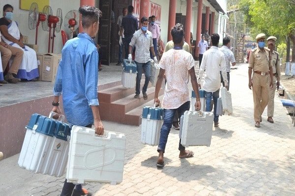 असम में BJP नेता की गाड़ी से EVM बरामद, 4 चुनाव अधिकारी सस्पेंड असम में BJP नेता की गाड़ी से EVM बरामद, 4 चुनाव अधिकारी सस्पेंड