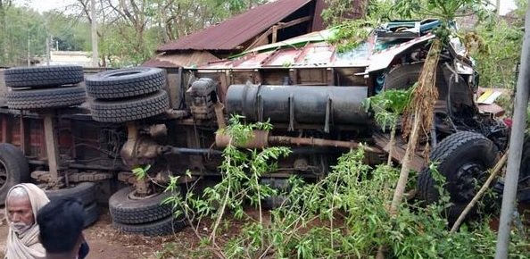 खलासी चला रहा था ट्रक, अनियंत्रित होकर पल्टी, दो घायल खलासी चला रहा था ट्रक, अनियंत्रित होकर पल्टी, दो घायल