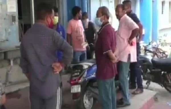 बंगाल में 5वें चरण का मतदान जारी, बूथ के बाहर बीजेपी पोलिंग एजेंट की मौत बंगाल में 5वें चरण का मतदान जारी, बूथ के बाहर बीजेपी पोलिंग एजेंट की मौत