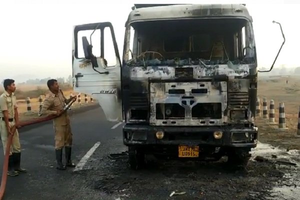 TPC उग्रवादियों ने मचाया उत्पात, आरकेटीसी कंपनी के दो हाइवा को फूंका TPC उग्रवादियों ने मचाया उत्पात, आरकेटीसी कंपनी के दो हाइवा को फूंका