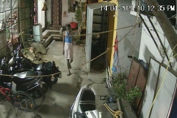 Tripti RO पानी की दुकान से सीसीटीवी कैमरा और दो कॉफी मशीन की चोरी Tripti RO पानी की दुकान से सीसीटीवी कैमरा और दो कॉफी मशीन की चोरी