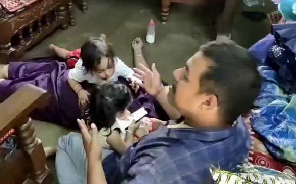 बंद कमरे में बिलख रहे थे बच्चे, पापा ने दरवाजा खोला तो... बंद कमरे में बिलख रहे थे बच्चे, पापा ने दरवाजा खोला तो...