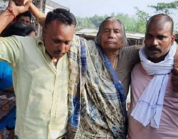 मॉब लिंचिंग के शिकार थानेदार की मां ने सदमे में तोड़ा दम, एक साथ उठेगी मां-बेटे की अर्थी मॉब लिंचिंग के शिकार थानेदार की मां ने सदमे में तोड़ा दम, एक साथ उठेगी मां-बेटे की अर्थी