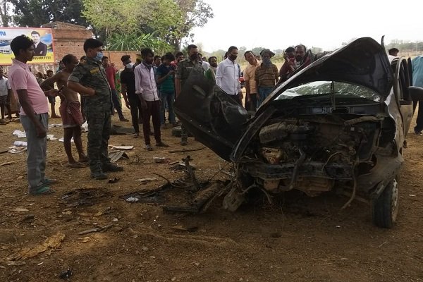 सड़क दुर्घटना में कामडारा के प्रभारी चिकित्सा पदाधिकारी की मौत, दुर्घटना की तस्वीर देखकर खड़े हो जाएंगे रोंगटे सड़क दुर्घटना में कामडारा के प्रभारी चिकित्सा पदाधिकारी की मौत, दुर्घटना की तस्वीर देखकर खड़े हो जाएंगे रोंगटे