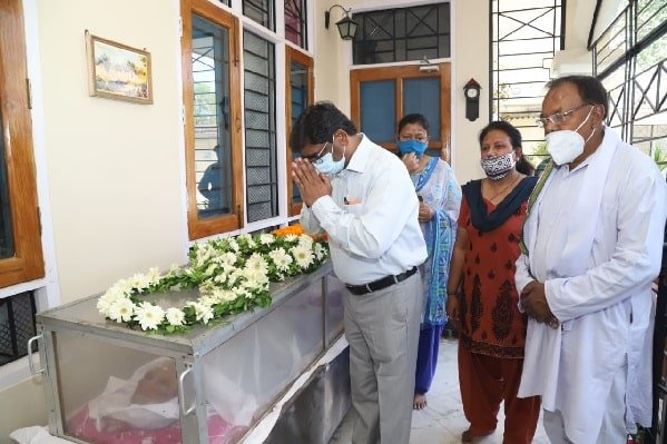 बंदी उरांव के पार्थिव शरीर पर सीएम हेमंत सोरेन ने दी श्रद्धांजलि, देखें तस्वीरें बंदी उरांव के पार्थिव शरीर पर सीएम हेमंत सोरेन ने दी श्रद्धांजलि, देखें तस्वीरें