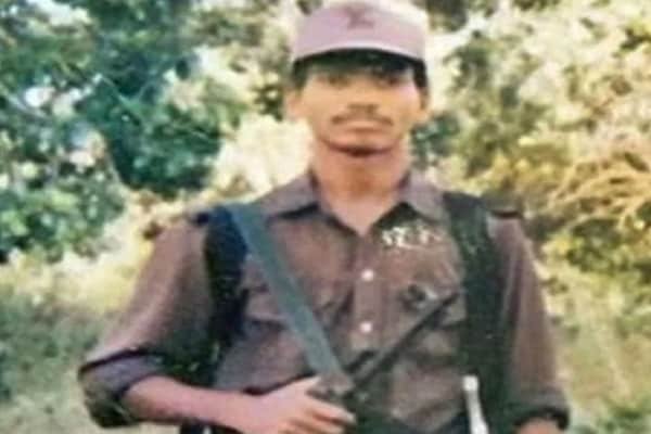 23 जवानों का हत्यारा हिडमा, दिखने में जितना शांत उतना ही निर्दयी, पढ़ें पूरी रिपोर्ट 23 जवानों का हत्यारा हिडमा, दिखने में जितना शांत उतना ही निर्दयी, पढ़ें पूरी रिपोर्ट