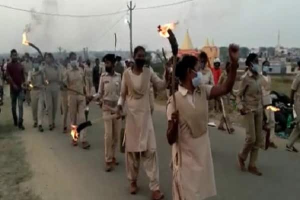 Homeguard जवानों ने निकाला मशाल जुलूस, कहा- गोली खाकर भी पूरी कराएंगे मांग (VIDEO) Homeguard जवानों ने निकाला मशाल जुलूस, कहा- गोली खाकर भी पूरी कराएंगे मांग (VIDEO)