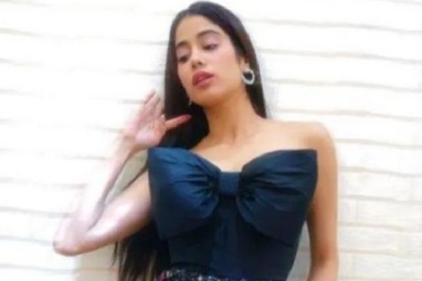 जाह्नवी कपूर का 'Island girl' वाला लुक हो रहा वायरल... जाह्नवी कपूर का 'Island girl' वाला लुक हो रहा वायरल...