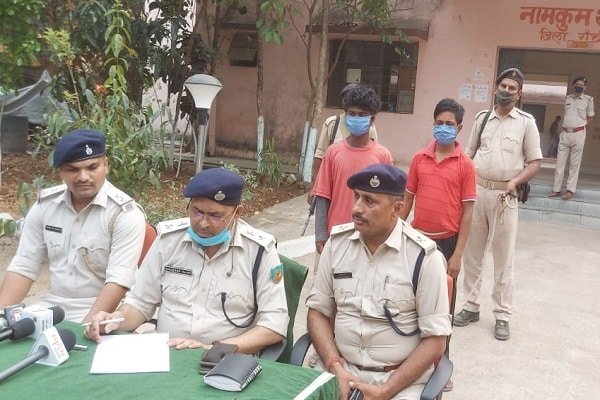 टाटा मैजिक में छुपाकर ले जा रहे थे डोडा, दो धराये टाटा मैजिक में छुपाकर ले जा रहे थे डोडा, दो धराये