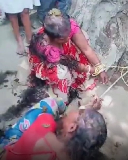बिहार में दो महिलाओं का सिर मुंडवा पोता गोबर, वजह चौंकाने वाली बिहार में दो महिलाओं का सिर मुंडवा पोता गोबर, वजह चौंकाने वाली