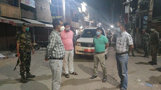 गढ़वा में सड़क पर उतरे डीसी, दुकानों का गिराया शटर गढ़वा में सड़क पर उतरे डीसी, दुकानों का गिराया शटर