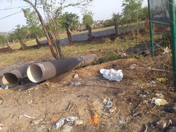 नामकुम में खुले में फेंका जा रहा संक्रमित PPE किट, लाशों को पहनाकर लाया जाता है जलाने नामकुम में खुले में फेंका जा रहा संक्रमित PPE किट, लाशों को पहनाकर लाया जाता है जलाने
