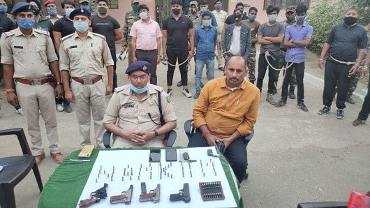 माइनिंग अफसर बन बालू लदे ट्रकों से कर रहे थे वसूली, पुलिस ने ऐसे दबोचा माइनिंग अफसर बन बालू लदे ट्रकों से कर रहे थे वसूली, पुलिस ने ऐसे दबोचा