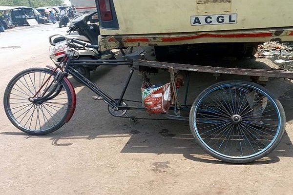 जमशेदपुर में बस ने ठेले को कुचला, चालक की मौत, साथियों ने की मुआवजे की मांग जमशेदपुर में बस ने ठेले को कुचला, चालक की मौत, साथियों ने की मुआवजे की मांग
