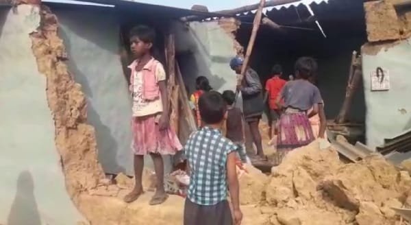 जंगली हाथियों ने मचाया उत्पात, कई घरों को तोड़ा जंगली हाथियों ने मचाया उत्पात, कई घरों को तोड़ा