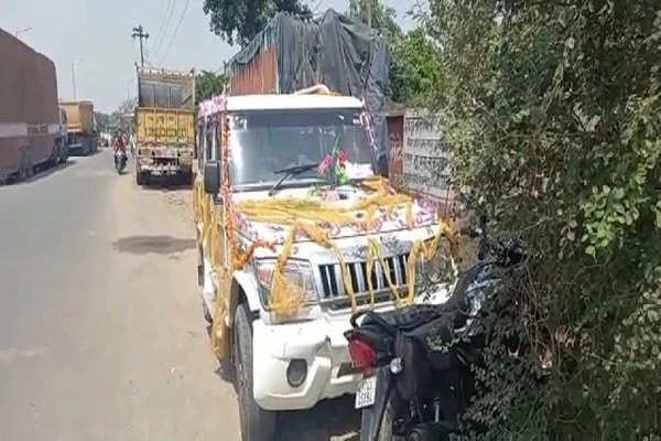 बारात लेकर एक ही दुल्हन के घर पहुंचे दो दूल्हे, ऐसे हुई दोनों की शादी बारात लेकर एक ही दुल्हन के घर पहुंचे दो दूल्हे, ऐसे हुई दोनों की शादी