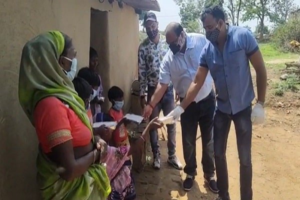 रेस्टोरेंट मालिक मुफ्त में कर रहे होम डिलिवरी रेस्टोरेंट मालिक मुफ्त में कर रहे होम डिलिवरी