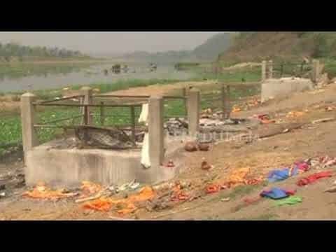 श्मशान घाट पर चारों तरफ गंदगी का अंबार, रोजाना 20-25 शवों के आने से स्थिति भयावह श्मशान घाट पर चारों तरफ गंदगी का अंबार, रोजाना 20-25 शवों के आने से स्थिति भयावह