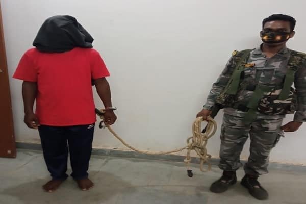 ठेकेदार से लेवी वसूलने आए PLFI उग्रवादी धराया, पुलिस ने खदेड़कर पकड़ा ठेकेदार से लेवी वसूलने आए PLFI उग्रवादी धराया, पुलिस ने खदेड़कर पकड़ा
