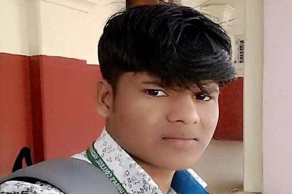 गिरिडीह में पेड़ पर लटकी मिली छात्र की लाश, BSC फाइनल इयर का था स्टूडेंट गिरिडीह में पेड़ पर लटकी मिली छात्र की लाश, BSC फाइनल इयर का था स्टूडेंट