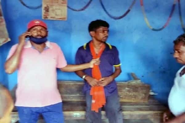 गिरिडीह में ग्रामीणों ने LPG सिलेंडर चोर को पकड़ा, पिटाई के बाद पुलिस को सौंपा गिरिडीह में ग्रामीणों ने LPG सिलेंडर चोर को पकड़ा, पिटाई के बाद पुलिस को सौंपा
