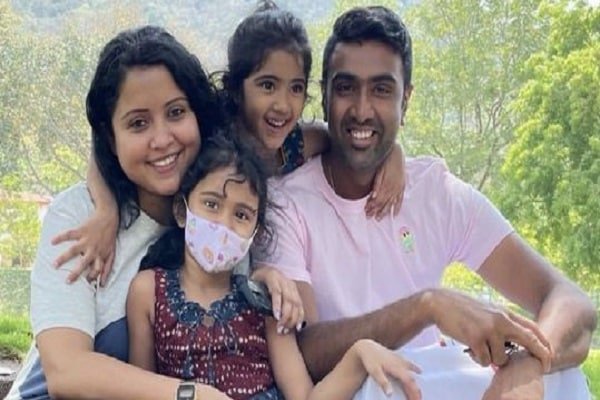 क्रिकेटर अश्विन के परिवार के 10 सदस्य कोरोना पॉजिटिव, पत्नी ने बताया- किन हालात से गुजर रहा परिवार क्रिकेटर अश्विन के परिवार के 10 सदस्य कोरोना पॉजिटिव, पत्नी ने बताया- किन हालात से गुजर रहा परिवार