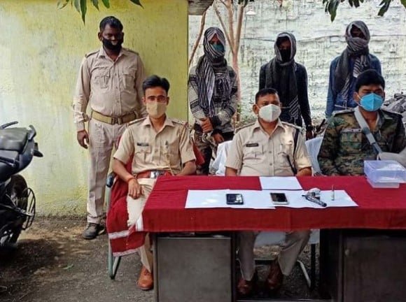 युवक से 33 हजार लूटने वाले तीन बदमाशों को रामगढ़ पुलिस ने दबोचा युवक से 33 हजार लूटने वाले तीन बदमाशों को रामगढ़ पुलिस ने दबोचा
