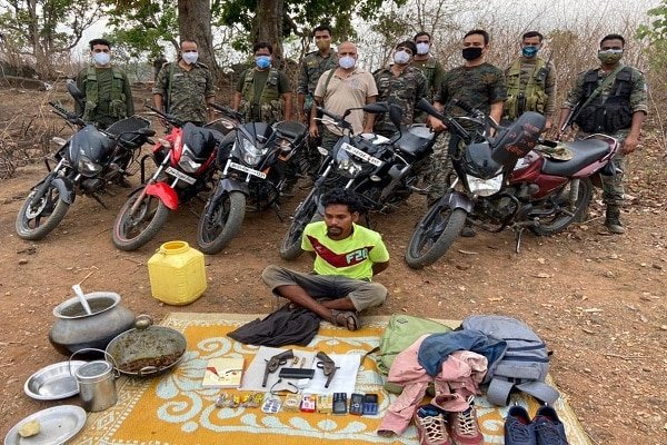 मुठभेड़ में दस्ते समेत भाग निकला जोहन टोपनो, हथियार के साथ एक उग्रवादी धराया मुठभेड़ में दस्ते समेत भाग निकला जोहन टोपनो, हथियार के साथ एक उग्रवादी धराया