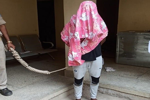 फरवरी में हुए चोरी मामले का एक आरोपी धराया, इनको ढूढ रही पुलिस फरवरी में हुए चोरी मामले का एक आरोपी धराया, इनको ढूढ रही पुलिस