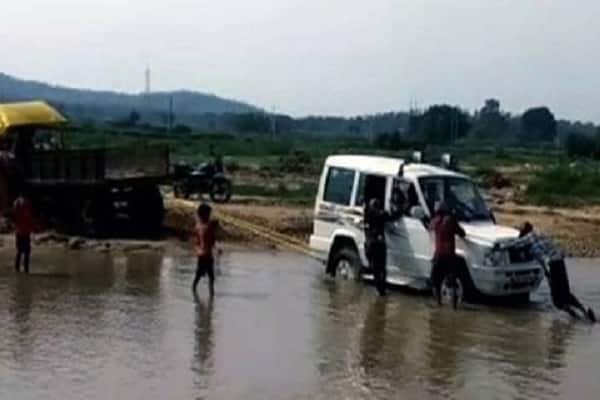 #Chatra : बीच नदी में फंस गई बीडीओ मैडम की गाड़ी, और फिर... #Chatra : बीच नदी में फंस गई बीडीओ मैडम की गाड़ी, और फिर...