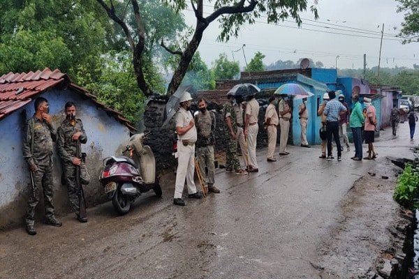 #Dhanbad : आपस में भिड़े पड़ोसी, एक की मौत, इलाका पुलिस छावनी में तब्दील #Dhanbad : आपस में भिड़े पड़ोसी, एक की मौत, इलाका पुलिस छावनी में तब्दील
