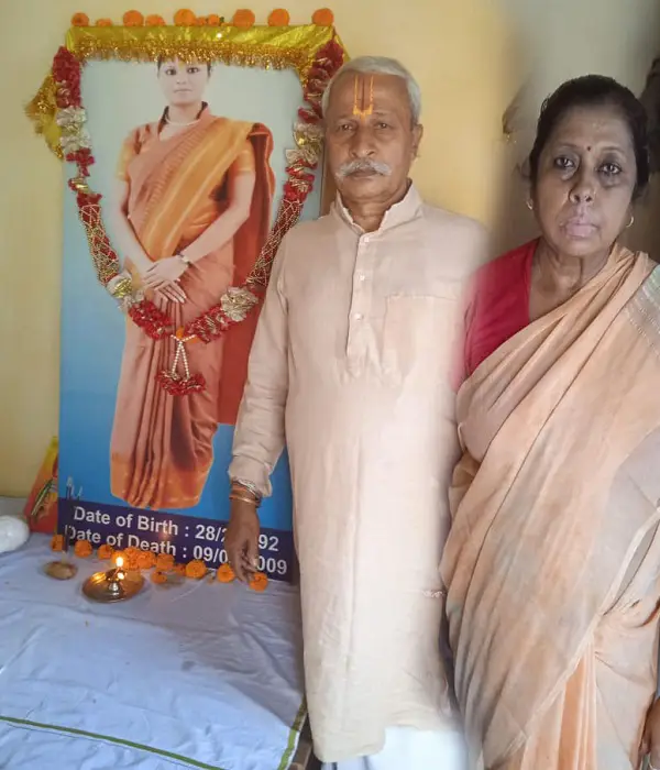 ट्रेनी एयर होस्टेस मौसमी चौधरी की 12वीं पुण्यतिथि मनी, मां ने लगाई न्याय की गुहार ट्रेनी एयर होस्टेस मौसमी चौधरी की 12वीं पुण्यतिथि मनी, मां ने लगाई न्याय की गुहार