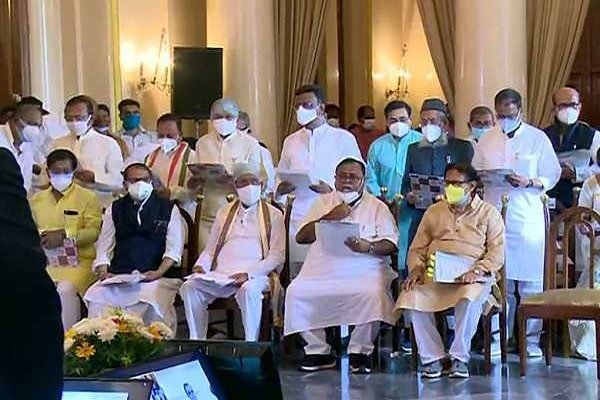 ममता बनर्जी के 43 मंत्रियों ने ली शपथ, इनको मिली कैबिनेट में जगह ममता बनर्जी के 43 मंत्रियों ने ली शपथ, इनको मिली कैबिनेट में जगह