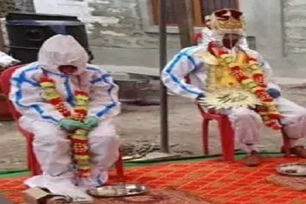 पीपीई किट में सात फेरे, बिना कनिया लिये बारात लेकर लौटे दूल्हे राजा, जानिये क्यों... पीपीई किट में सात फेरे, बिना कनिया लिये बारात लेकर लौटे दूल्हे राजा, जानिये क्यों...