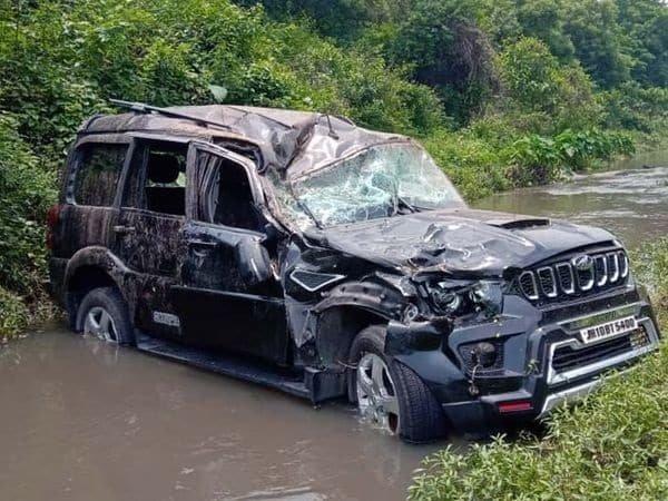 बेरमो में सड़क से 100 फीट नीचे नाला में गिरी स्कॉर्पियो, एक की मौत, तीन युवक जख्मी बेरमो में सड़क से 100 फीट नीचे नाला में गिरी स्कॉर्पियो, एक की मौत, तीन युवक जख्मी