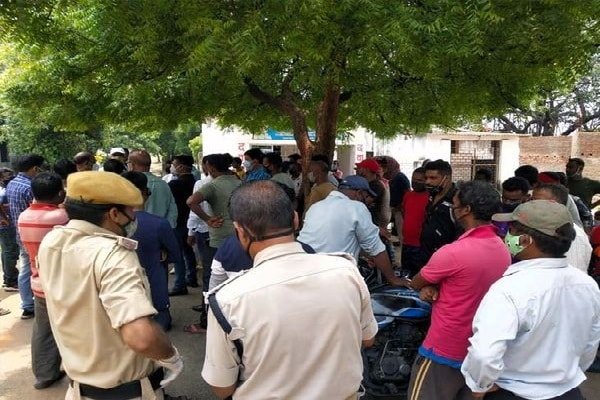 रेलवे साइडिंग क्रशर के पास मिला मजदूर का शव, यूनियन ने की ये मांग... रेलवे साइडिंग क्रशर के पास मिला मजदूर का शव, यूनियन ने की ये मांग...