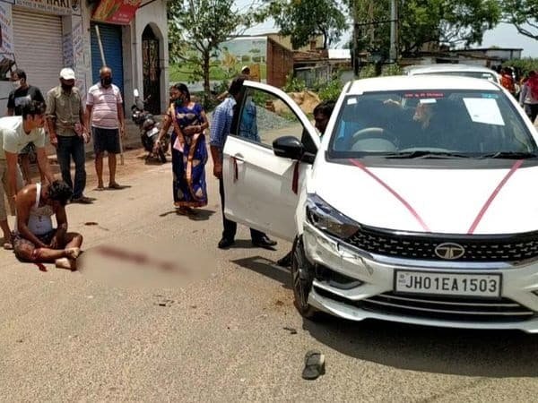 कार ने बाइक सवार को मारी टक्कर, पुलिस को ऐसे चकमा देकर ड्राइवर फरार कार ने बाइक सवार को मारी टक्कर, पुलिस को ऐसे चकमा देकर ड्राइवर फरार