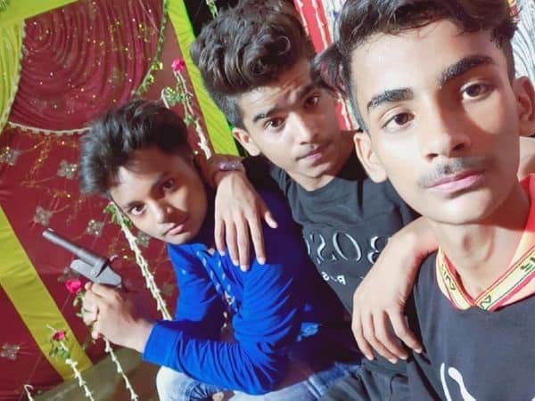 शादी में स्टेज पर होने लगी हर्ष फायरिंग, सोशल मीडिया पर वीडियो वायरल शादी में स्टेज पर होने लगी हर्ष फायरिंग, सोशल मीडिया पर वीडियो वायरल