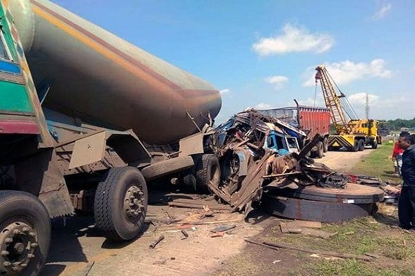 खड़े टैंकर को ट्रक ने मारा टक्कर, ड्राइवर और खलासी की मौके पर मौत खड़े टैंकर को ट्रक ने मारा टक्कर, ड्राइवर और खलासी की मौके पर मौत