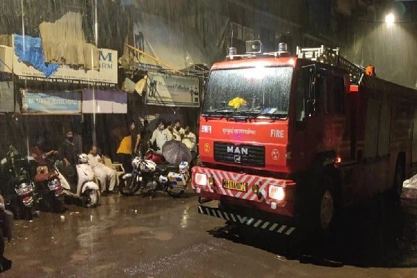 बिल्डिंग का एक हिस्सा ढहा, मलबे में कई लोग दबे, एक की मौत, 5 जख्मी बिल्डिंग का एक हिस्सा ढहा, मलबे में कई लोग दबे, एक की मौत, 5 जख्मी