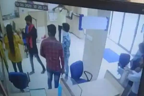 हाजीपुर HDFC बैंक लूट कांड में मुजफ्फरपुर में मिला रुपयों से भरा बक्सा, मां-बेटे से पूछताछ कर रही पुलिस हाजीपुर HDFC बैंक लूट कांड में मुजफ्फरपुर में मिला रुपयों से भरा बक्सा, मां-बेटे से पूछताछ कर रही पुलिस