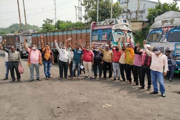 बेरमो में ट्रक ओनर एसोसिएशन का हड़ताल, डीजल के बढ़े दाम के विरोध में खड़े किये 400 ट्रक बेरमो में ट्रक ओनर एसोसिएशन का हड़ताल, डीजल के बढ़े दाम के विरोध में खड़े किये 400 ट्रक